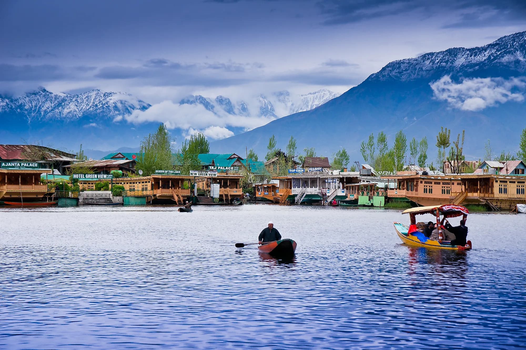 houseboat, lakeside, remote experience